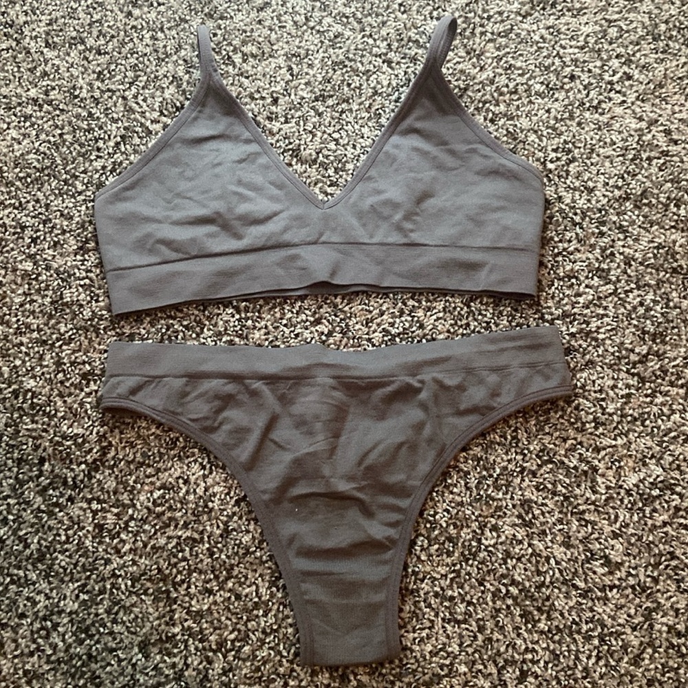 Seamless bra and panty set